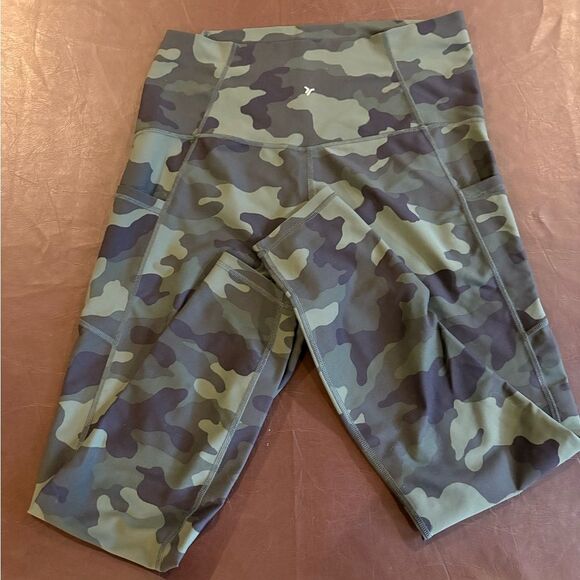 💥Buy 2 Get 1 Free💥 Old Navy Active Camouflage Maternity Leggings - Picture 3 of 3